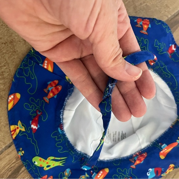 Wee Wave Infant swim/sun hat with strap (13-22 lbs) - Picture 3 of 4